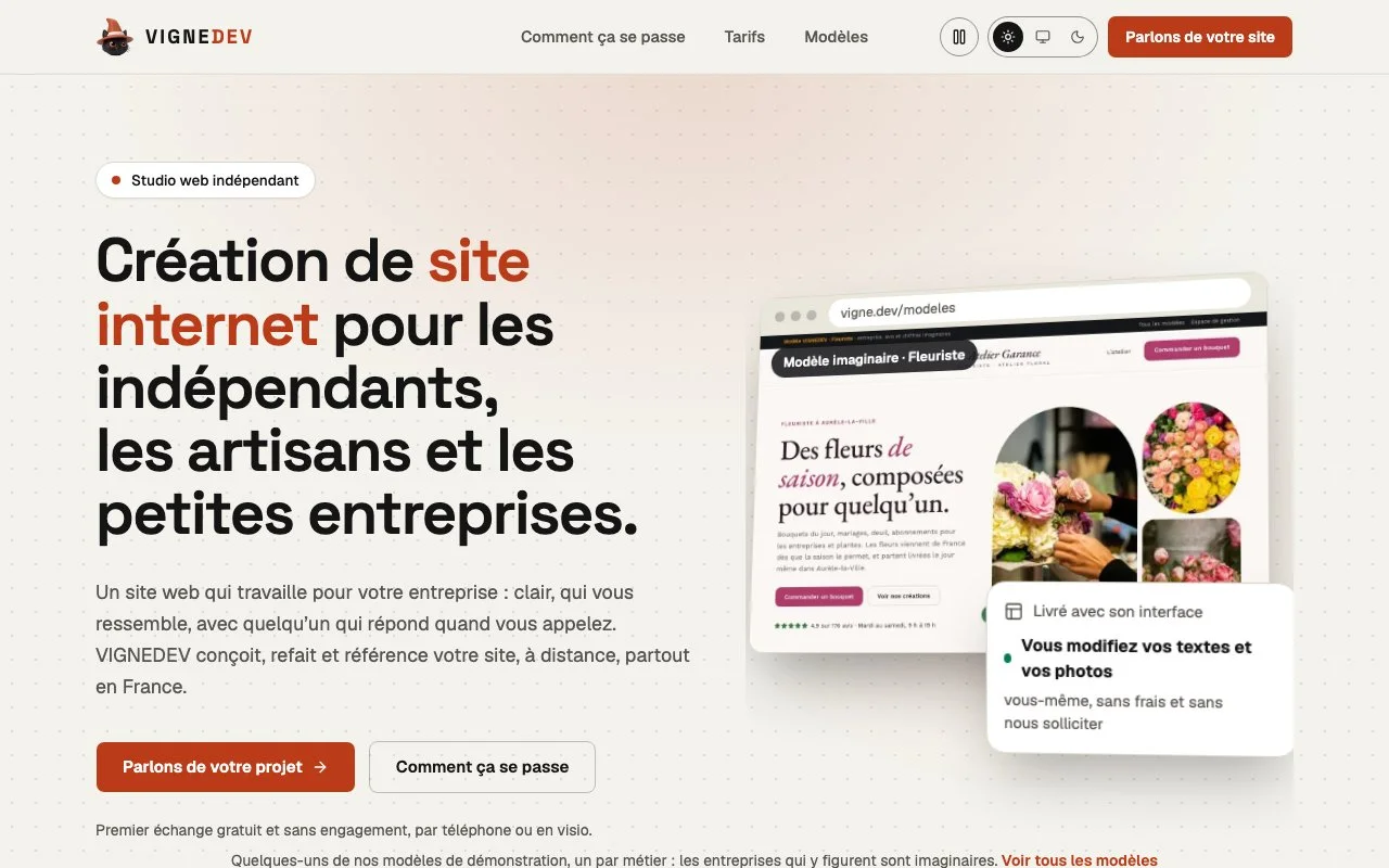 Page d’accueil du site vigne.dev dans son thème de jour : le chat en figurine, le titre « Création de site internet pour les indépendants, les artisans et les petites entreprises » et la fenêtre qui fait défiler nos modèles